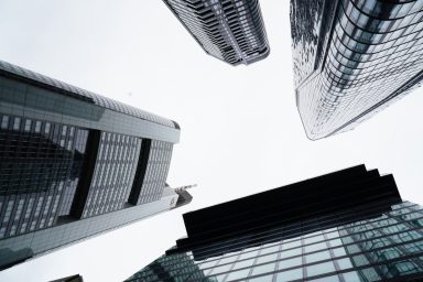Schwarz-Weiß Blick in die Frankfurter Skyline, moderne Hochhäuser aus der Froschperspektive