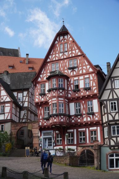 Fachwerkhaus mit roter Fassade in der Altstadt von Miltenberg bei Blauen Himmel