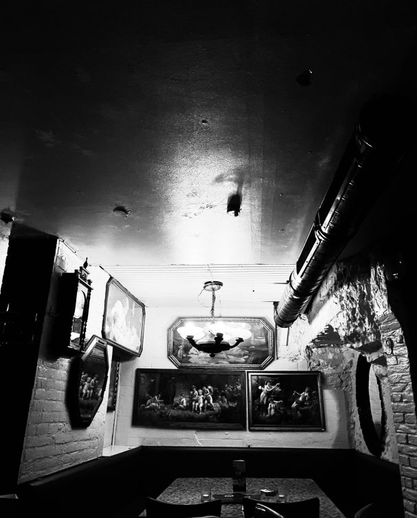 "Innenaufnahme der Bar " Klimperkiste" in Hamburg , Voller Bilder und Atmosphäre im Halbdunkel.