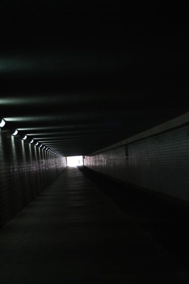 Dunkler Tunnel mit Lichtpunkt am Ende Krohnstiegtunnel unter der Start-und Landebahn des Hamburger Flughafens